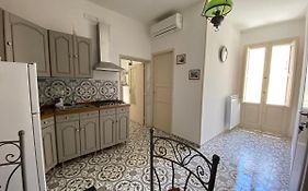fiori catene tra le torri